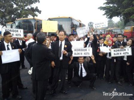 95demo_karyawan-transjakarta.jpg